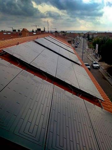 Instalación de paneles termodinámicos en la residencia de ancianos de Caritas en Cuba de la Sagra